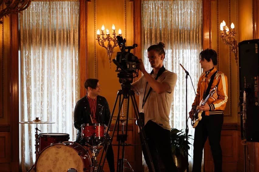 Rock Soundさんのインスタグラム写真 - (Rock SoundInstagram)「Take a sneak peek behind the scenes of iDKHOW's brand new video for 'Social Climb'」8月8日 17時28分 - rocksound