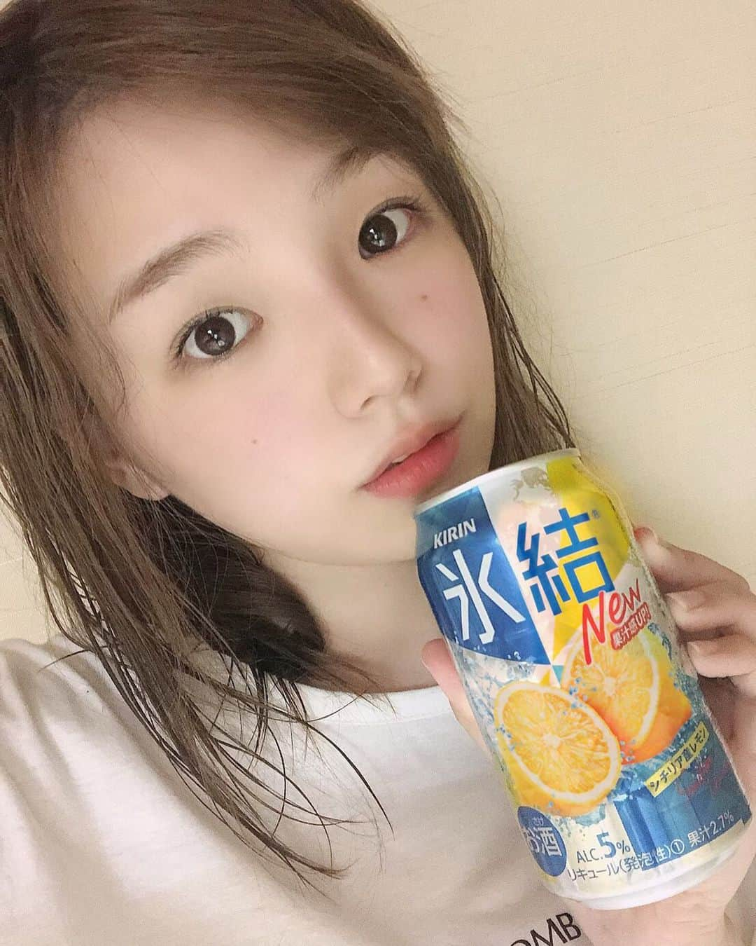 篠崎愛さんのインスタグラム写真 - (篠崎愛Instagram)「熱帯夜が続いてますね。そんな暑い夏の夜、お風呂上がりに氷結シチリア産レモン！🍋✨スッキリさっぱりでめちゃ飲みやすいよ😊💓 #あっつい夏にはスッキリレモン #氷結レモン #PR」8月8日 17時31分 - shinopp._.ai