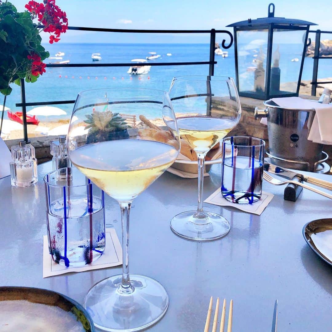 梅谷安里さんのインスタグラム写真 - (梅谷安里Instagram)「楽しみにしてた Belmond Villa Stant'Andreaの リストランテでlunch⛱⛱⛱ 海沿いの素敵すぎるホテルのランチは最高でした🤤🌹 シチリアは海鮮が本当に美味しい🐠 ・ ・ #リストランテ#taormina #Italy#sicily#🇮🇹#あん旅 #lunch#mood」8月8日 17時31分 - anriworld