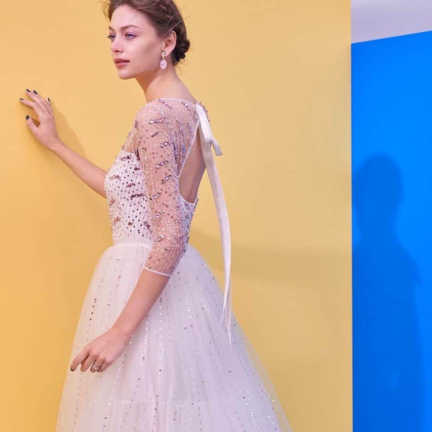 のインスタグラム：「スクエアのクリスタルやスパンコールで飾ったTemperley for NovareseのドレスDaryl 背中で結んだリボンも美しい一着です  #テンパリーロンドン #花嫁 #プレ花嫁 #結婚式 #ノバレーゼ #ノバレーゼドレス #ウエディングドレス #ウエディング #ウェディングドレス #ウェディング #novarese #novaresewedding #temperleylondon #temperleybride #novaresebrides #novareseexclusive #weddingdress #wedding #dress」