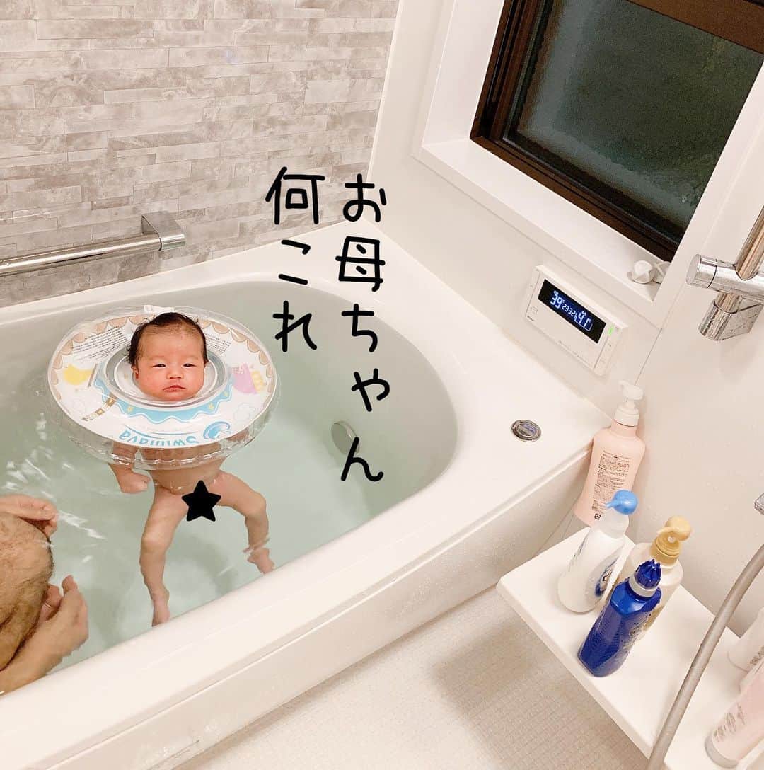 しほの涼のインスタグラム：「1ヶ月検診でおヘソも完全に乾いたとの事でお風呂が解禁になりました🛁 38℃にして #swimava を付けて浮かべてみるとww 意外にも本人気に入ったみたいで、泳いでましたが余りの新感覚に顔がww  親バカかなぁ、かわいすぎるし面白すぎるw 苦しくないのねぇ。不思議🤔🤔 #新生児 #新生児育児 #赤ちゃんスイミング #ママリ #赤ちゃん写真 #面白い画像 #面白画像 #赤ちゃんのいる生活 #赤ちゃんのいる生活親バカ部 #親バカ #可愛すぎる #ベビフル #子育てグラム　　#スマイル育児#笑神娘さん」