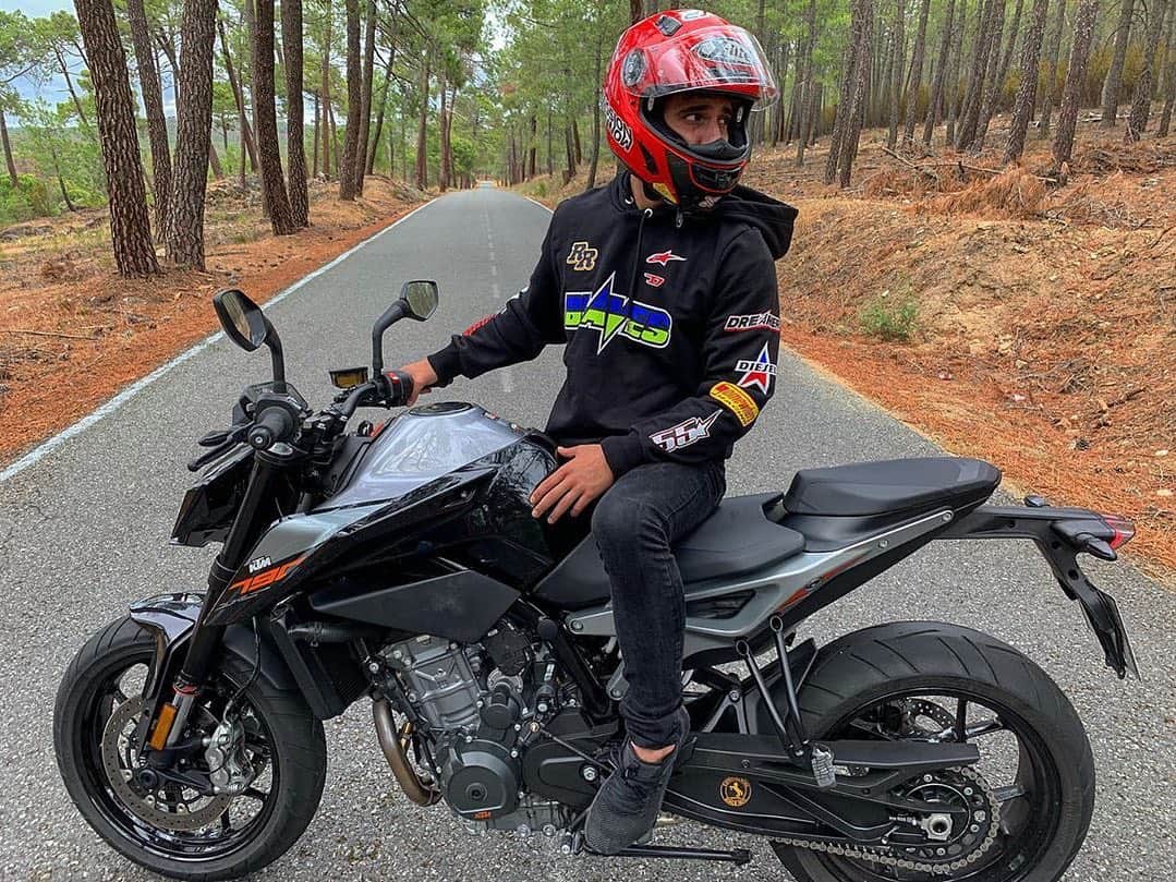 ディーゼルのインスタグラム：「@miguel.g.herran looking awesome in our new #DieselxAlpinestars collection.  #repost @miguel.g.herran “De parte de todos los morteros.. Gracias sol ☀️ !! Gracias por desaparecer y darnos una tregua para salir a disfrutar del asfalto!!😝 y gracias @diesel por abrigarme!! #DieselxAlpinestars”」