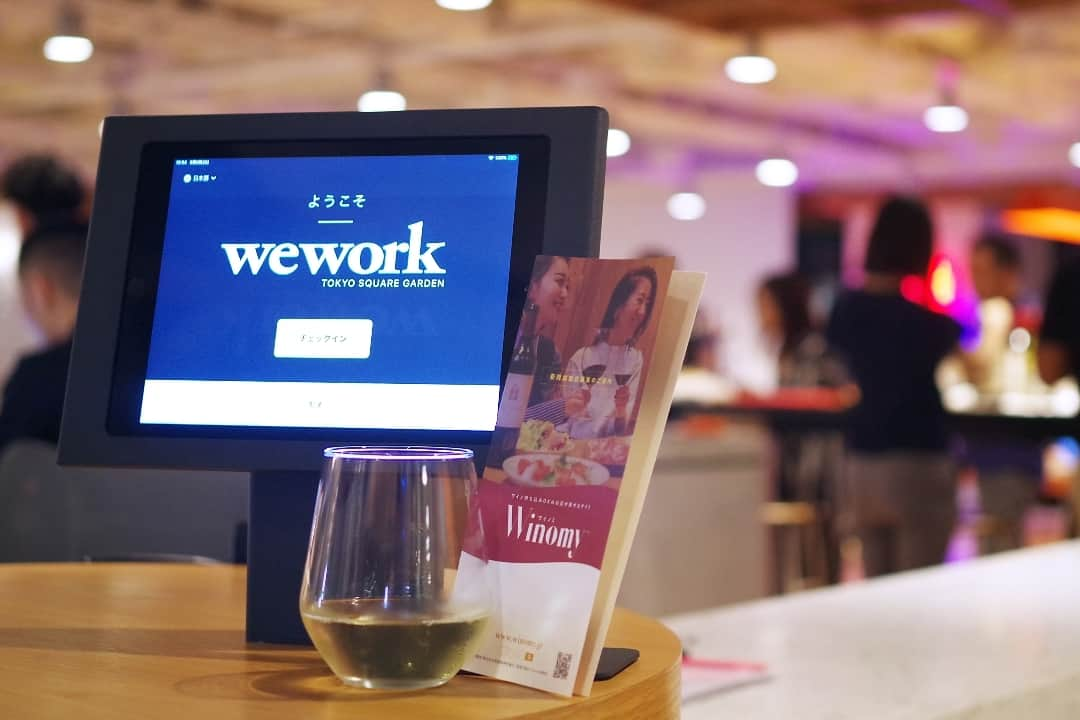 カーヴ 公式アカウントのインスタグラム：「先日、今話題のコワーキングスペース「WeWork 東京スクエアガーデン」にて「Winomy（ワイノミ）」主催のワインイベントが行なわれました。 . 当日は、BYO発祥の地である“オーストラリア”に注目したイベントということで、約20種類のオーストラリアワインが集結。 スタイリッシュな雰囲気の中で貴重なワインを楽しめるとあって、参加者もとても満足していた様子でしたよ♪ . 詳細はプロフィール欄のURLからぜひご覧ください♪ http://cavewine.net/contents/18496 . .. #cave #cavetheselect #cavewine #カーヴ #カーヴワイン #カーヴザセレクト #byo #winomy #wework #トレジャリーワインエステーツ #トレジャリーワインエステイツジャパン #阪急百貨店 #赤ワイン #白ワイン #スパークリングワイン #ワイン会 #ワインイベント #wine #winelover #ワイン好き #ワイン大好き #ワインスタグラム #ワイン好きな人と繋がりたい #持ち込みワイン」