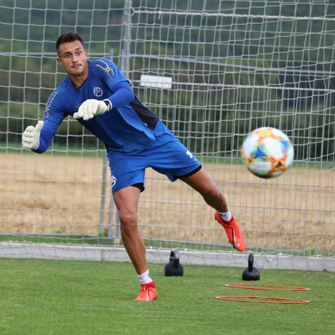 SVホルンさんのインスタグラム写真 - (SVホルンInstagram)「Auch im Training alles geben!  Noch 1 Tag bis zum Auswärtsspiel gegen den GAK.  #SVHorn #training #vorbereitung #hardwork #allesgeben #goalies #tormann #flyingoalies #challengelia2 #ligazwa #bepartofit」8月8日 17時44分 - svhorn1922