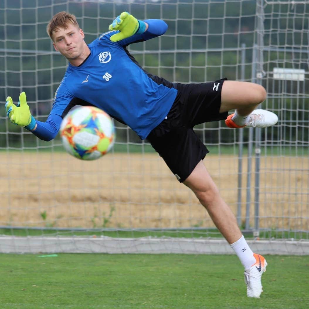 SVホルンさんのインスタグラム写真 - (SVホルンInstagram)「Auch im Training alles geben!  Noch 1 Tag bis zum Auswärtsspiel gegen den GAK.  #SVHorn #training #vorbereitung #hardwork #allesgeben #goalies #tormann #flyingoalies #challengelia2 #ligazwa #bepartofit」8月8日 17時44分 - svhorn1922