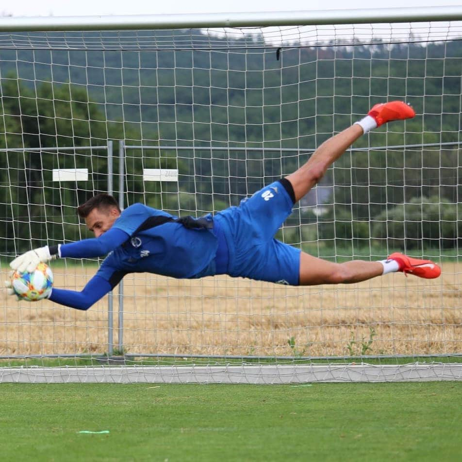 SVホルンさんのインスタグラム写真 - (SVホルンInstagram)「Auch im Training alles geben!  Noch 1 Tag bis zum Auswärtsspiel gegen den GAK.  #SVHorn #training #vorbereitung #hardwork #allesgeben #goalies #tormann #flyingoalies #challengelia2 #ligazwa #bepartofit」8月8日 17時44分 - svhorn1922