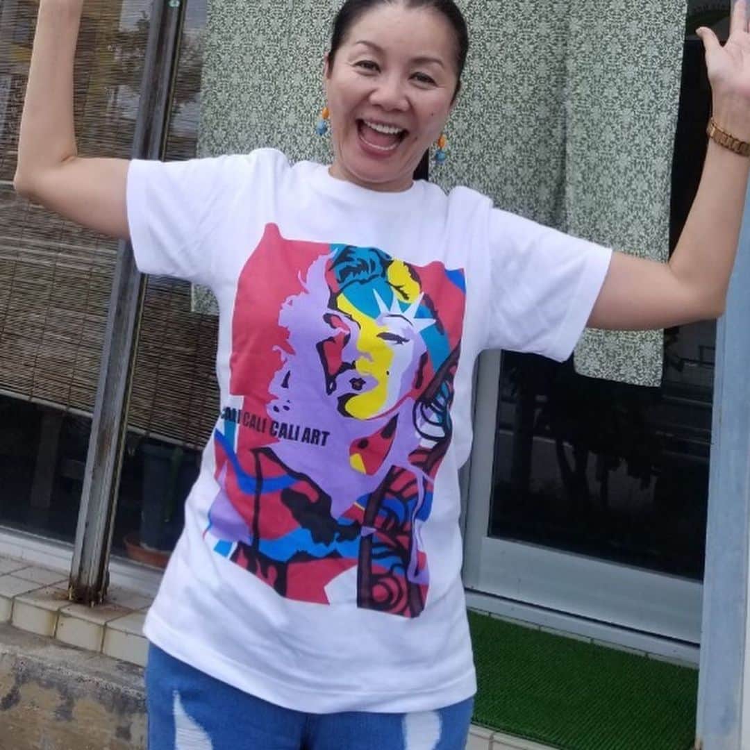山本華世さんのインスタグラム写真 - (山本華世Instagram)「福岡のアーティストを応援しています。 シャツやサンダル、かわいい😍ね。 ブルーのシャツは知的障がい者のアーティスト集団 #joy倶楽部  #bel #マリリンモンロー #オードリーヘップバーン #バータービレッジ#山本カbel」8月8日 17時44分 - kayo_092