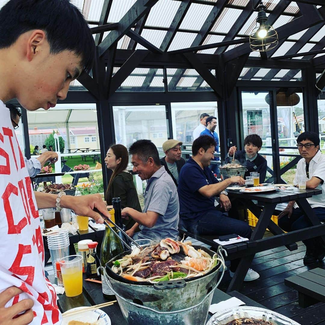 クリストフ・ルメールさんのインスタグラム写真 - (クリストフ・ルメールInstagram)「Youngster cooking #monbetsuracecourse #takeshiyokoyama#matsuokamasami#gengiskhangrill」8月8日 17時46分 - christophelemaire_officiel