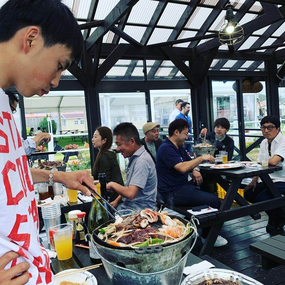 のインスタグラム：「Youngster cooking #monbetsuracecourse #takeshiyokoyama#matsuokamasami#gengiskhangrill」