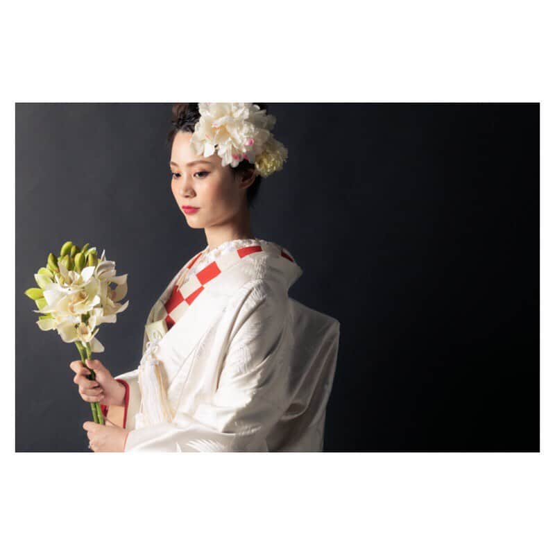 ラヴィファクトリー福岡店さんのインスタグラム写真 - (ラヴィファクトリー福岡店Instagram)「· 背景をブラックにして ちょっとクールに。 · 全国の花嫁から絶大な人気を誇る  ヘアメイクアーティスト”Rumiさん” @ru0711 と ラヴィファクトリーとのスペシャル·コラボ企画が この夏誕生します！ · · ラヴィファクトリー福岡: @fukuoka_laviephotography  Photographer: @kazuki__ikeda  ヘアメイク:@ru0711 AREA:JAPAN,FUKUOKA . お気軽にお問合せくださいませ☺️ · #laviefactory #laviefactoryfukuoka #ラヴィファクトリー #ラヴィファクトリー福岡 #生きる写真 #ハートのある写真 #前撮り #結婚式 #結婚式準備  #洋装前撮り  #和装前撮り #フォトレイト #ウェディングニュース #プラコレ  #ウェディングフォト #weddingphoto #wedding #プレ花嫁応援し隊 #ウェディングソムリエ #2019夏婚 #2019秋婚 #ファインダー越しの私の世界 #写真好きな人と繋がりたい」8月8日 17時49分 - fukuoka_laviephotography