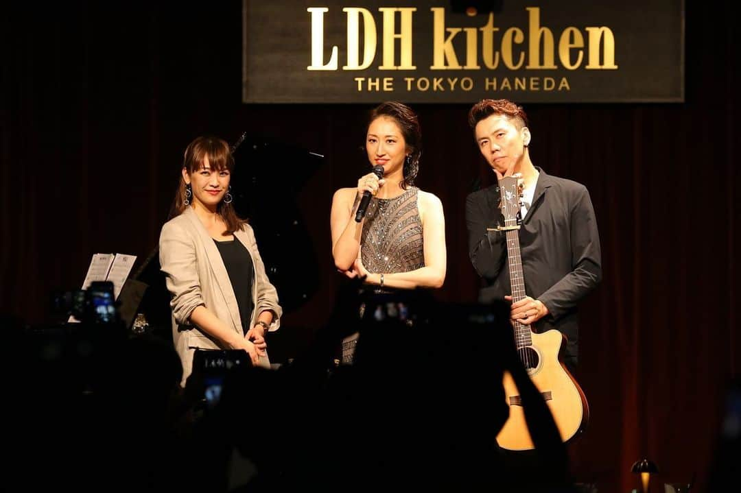 Ms.OOJAさんのインスタグラム写真 - (Ms.OOJAInstagram)「昨日の羽田空港LDH kitchenでのリリースライブの写真がたくさん届いたよ❤️ . ピアノ🎹石田まり @mari_ishida  ギター黒田晃年 @akitoshikuroda  マニピレーター高島剛 @gotakashima0504 . 最後の3枚は集合写真❤️ .  昨日のLINE LIVEはアーカイブで見れます！是非見てね！イヤフォン推奨🎧 . https://linliv.ee/bLBxPBG/li/tk/sh/ll , #msooja #shine #リリースライブ #linelive」8月8日 17時50分 - msoojafaith