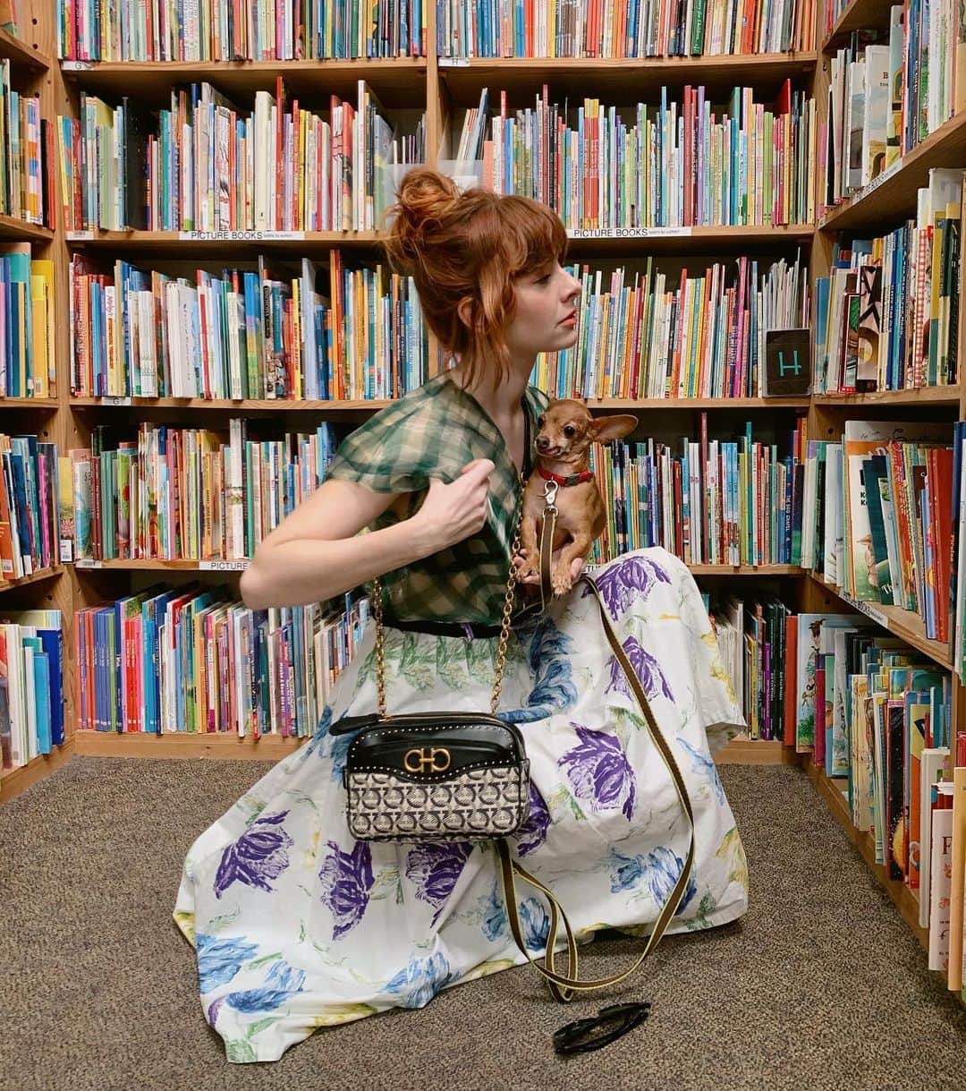 ジェーン・アルドリッジのインスタグラム：「I LOVE @halfpricebooks for so many reasons but one of the top ones is their doggy friendly policy. My senior chihuahua Jimmy loves to go on special outings with me (he gets to brag to his siblings afterwards). I went to look in the kids section looking for @mairakalman’s Max the dog series. Remember those?? Such amazing illustrations! Wearing a 1950s skirt and @marcjacobs gingham top with a @ferragamo bag 🖤🖤🖤」