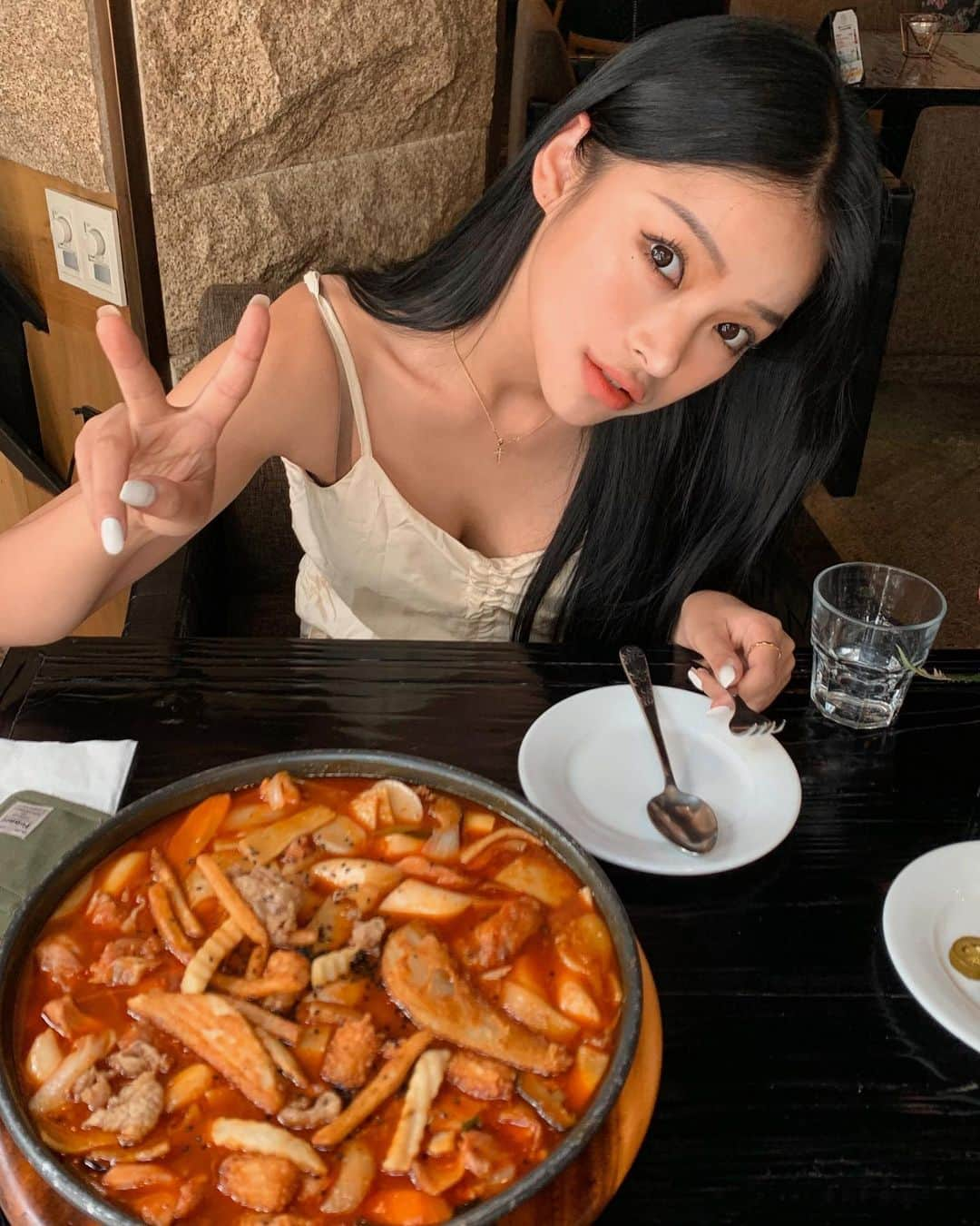 カン・ギョンミンさんのインスタグラム写真 - (カン・ギョンミンInstagram)「39000원짜리 떡볶이 먹고 택시비 아낀 날 ,,ㅎ  #굠민냠냠탐방🍽」8月8日 23時23分 - kkmmmkk