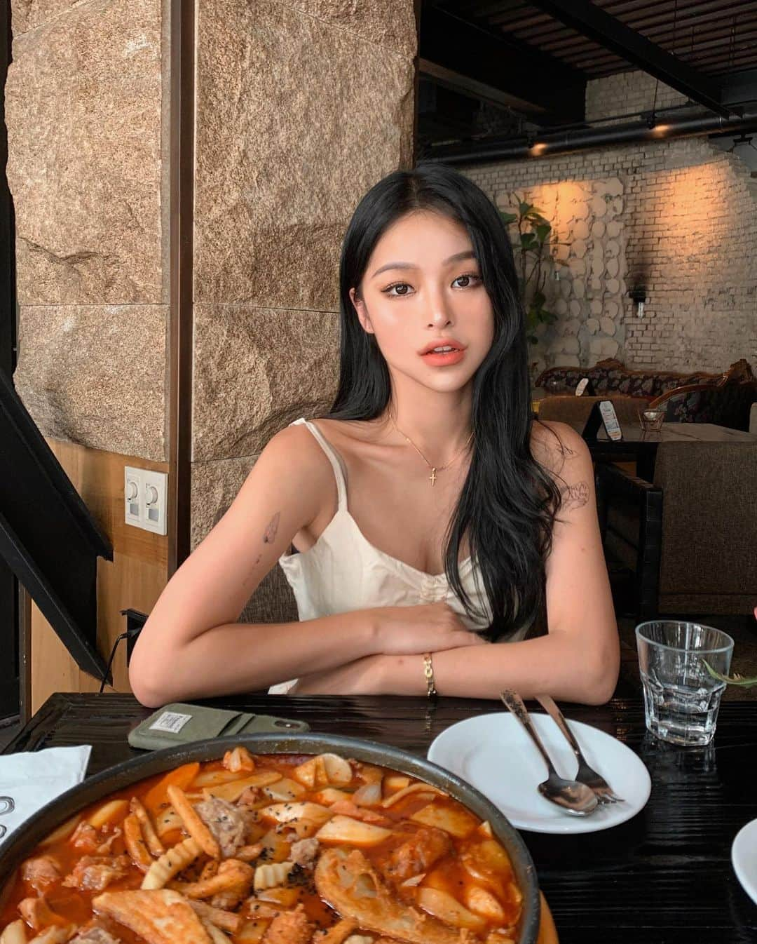 カン・ギョンミンさんのインスタグラム写真 - (カン・ギョンミンInstagram)「39000원짜리 떡볶이 먹고 택시비 아낀 날 ,,ㅎ  #굠민냠냠탐방🍽」8月8日 23時23分 - kkmmmkk