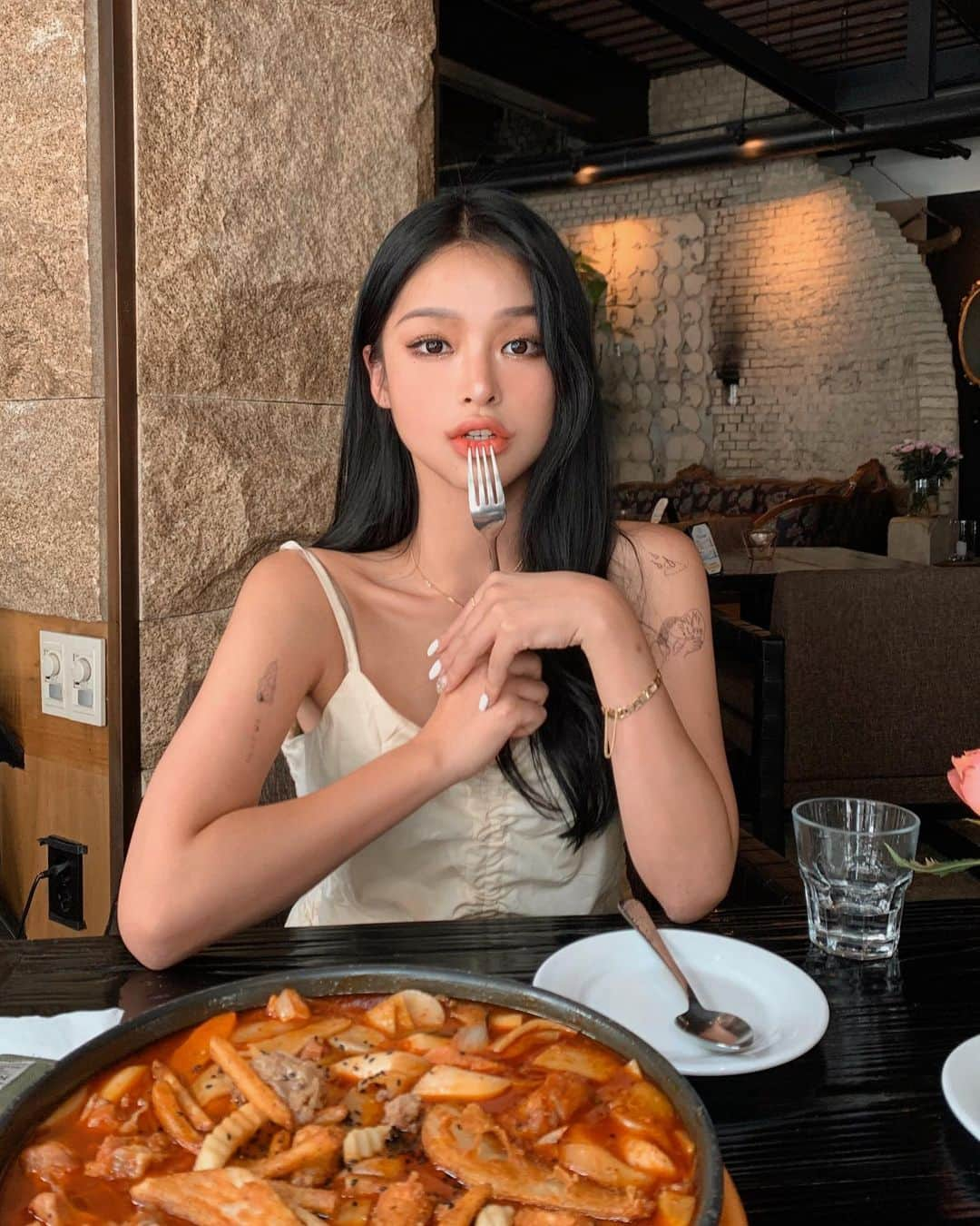 カン・ギョンミンさんのインスタグラム写真 - (カン・ギョンミンInstagram)「39000원짜리 떡볶이 먹고 택시비 아낀 날 ,,ㅎ  #굠민냠냠탐방🍽」8月8日 23時23分 - kkmmmkk