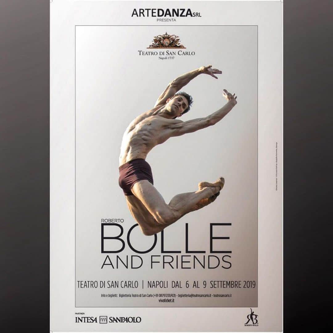 ロベルト・ボッレさんのインスタグラム写真 - (ロベルト・ボッレInstagram)「#Repost @officialrobertobolle ・・・ Il Gala Roberto Bolle and Friends arriva a Napoli! 💥 Cosa state aspettando? 👉Info e biglietti su @vivaticket_it . . . @robertobolle @teatrosancarlo #robertobolleandfriends #bolletour2019 #naples #robertobolle」8月8日 23時16分 - robertobolle