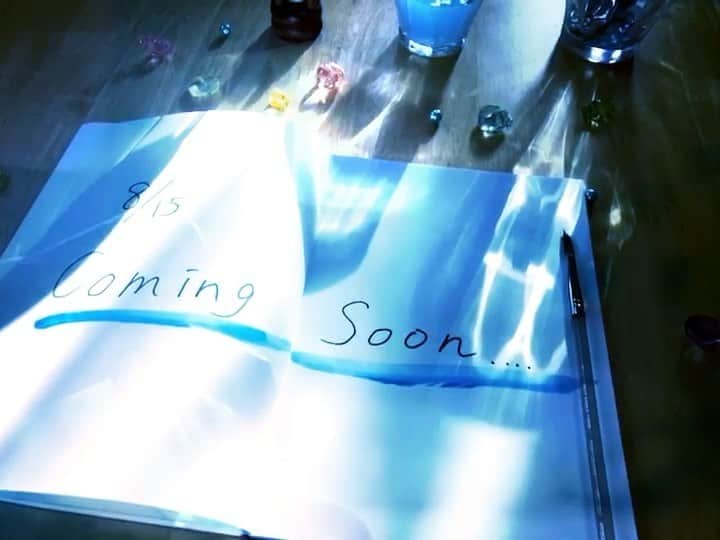木村仁美のインスタグラム：「おしらせ. ≫2019/8/15(Thu.) 00:00 . Coming Soon...🎐 . . とある事が、静かに始まる予感 待っていてね。 . . 〜〜。〜〜〜〜〜°〜〜〜〜.〜 . . . ツイッターでもお知らせしましたが、 この日に何かが動き出します。 . . 夏のささやかなプレゼント。 (音も合わせて聴いてくださいね) . . . video editer / @__emilirium__ . #今日の青い . . . . . . . . #blue #青 #waterblue #nostalgiajp #青が好き #水の音 #光 #青い世界 #todaysbluecollection #ちゃみムービー」