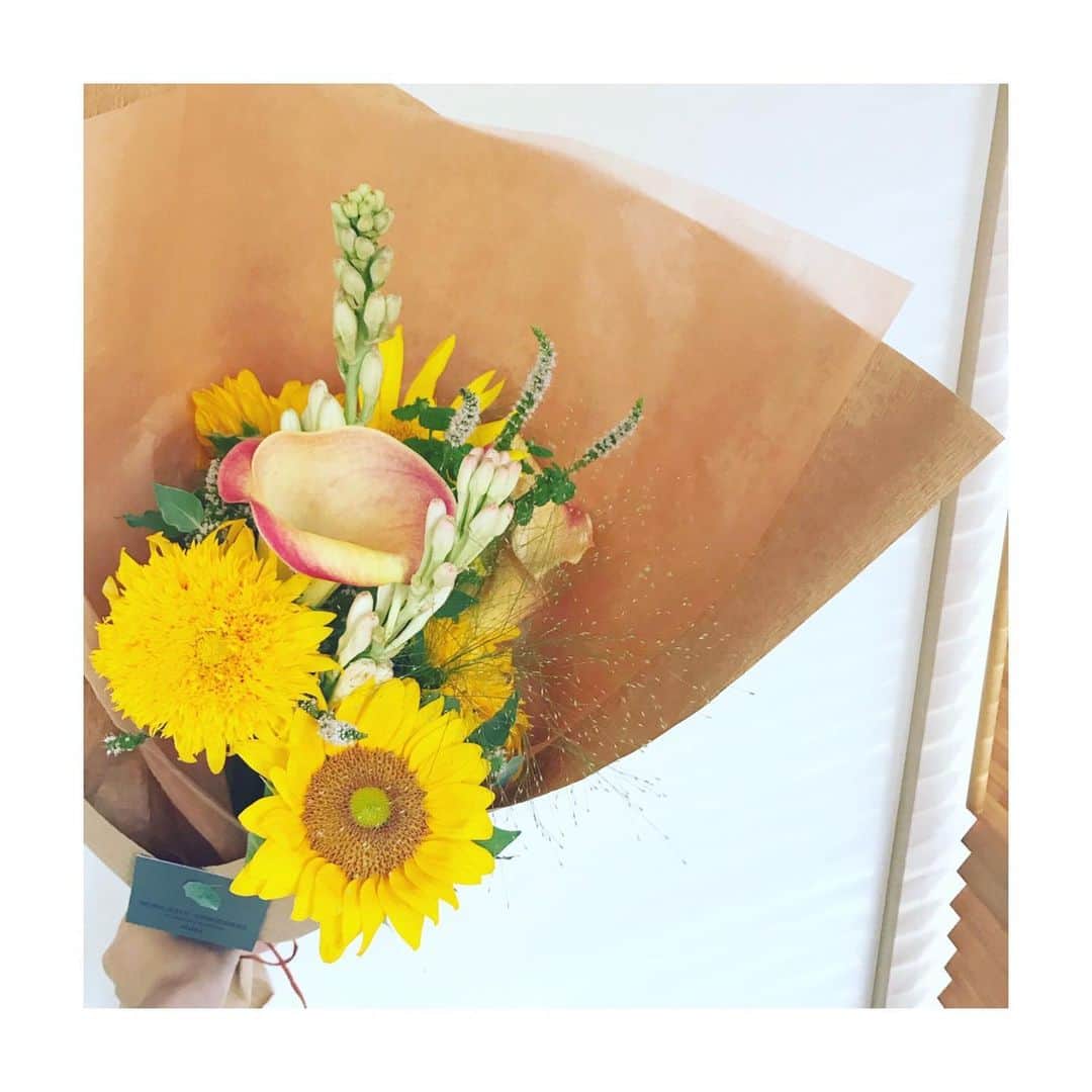 美保なな実さんのインスタグラム写真 - (美保なな実Instagram)「今日は結婚記念日💍✨✨ . . 夫がお花とケーキ買ってきてくれて、ディナーまで作ってくれたよ！！！ . 素晴らしすぎる✨✨✨ . . 本当に感謝😊 これからも、宜しくお願いします🙋🏻‍♀️ . . #結婚記念日#5周年#4人家族だと言い訳して#ケーキは4つ#二人で食べるけどねw」8月8日 23時22分 - nanami_mmm