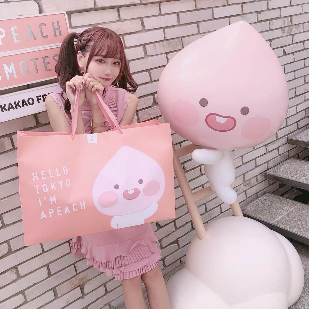 さきぼんさんのインスタグラム写真 - (さきぼんInstagram)「アピーチをたくさんゲットしてきたよ～🍑夏の新商品ファンがかわいいのに風量も強くてお気に入り♡ @kakaofriends_jp . . ワンピース @emiriawiz_official . . #APEACH_OMOTESANDO #表参道 #表参道カフェ #cafe #カフェ巡り #インスタ映え #アピーチ #カカオフレンズ #カカオ #kakaofriends #pink #kakao #pinkコーデ #ピンクコーデ  #emiriawiz #エミリアウィズ #愛沢えみり #さきぼんコンセプトカフェ」8月8日 18時01分 - sakibon69