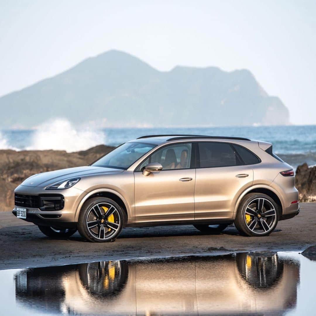 Porscheさんのインスタグラム写真 - (PorscheInstagram)「A genuine sports car made for sharing. Tag someone you’d like to ride in this Cayenne Turbo with. #PorscheMoment #Cayenne #CayenneTurbo (📷: @porschetaiwan) _ Combined fuel consumption in accordance with EU 6: Cayenne Turbo: 11,4-11,3 l/100 km; CO2 emissions: 261-258 g/km」8月8日 18時00分 - porsche