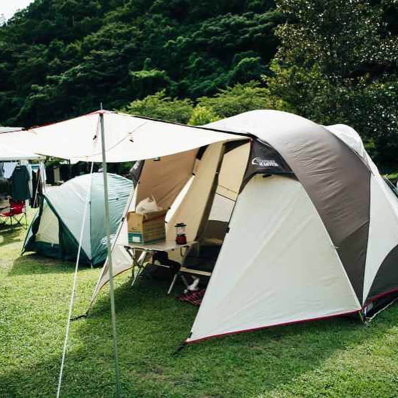 キャンプ情報サイト［ランタン］さんのインスタグラム写真 - (キャンプ情報サイト［ランタン］Instagram)「CAMP SMILE STYLE ／ バラエティに富んだテントと キャンピングカーが 彩り豊かで賑やか！ 大人数でグループキャンプ！ ＼ いろんなキャンパーのキャンプスタイルを現地取材と一般キャンパーからの投稿で数多く掲載してます。 . . 詳しくは @lantern.camp  webサイトをご覧ください . . #camp #camping #outdoor #travel #trip #lantern_smile #nature #キャンプ #キャンプ用品 #アウトドア #テント #自然 #旅行 #キャンプ初心者  #キャンプ好きな人と繋がりたい #ハイマート佐仲 #413hパワーハウスツーバーナー #ハバハバnx #キャンピングカー #コールマン #200a」8月8日 17時55分 - lantern.camp