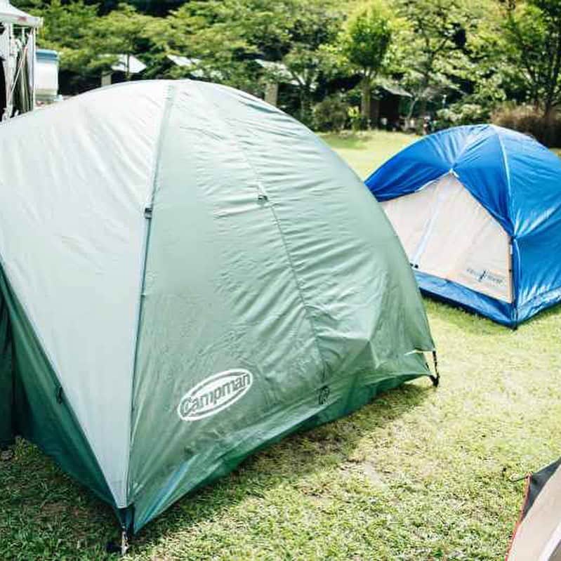 キャンプ情報サイト［ランタン］さんのインスタグラム写真 - (キャンプ情報サイト［ランタン］Instagram)「CAMP SMILE STYLE ／ バラエティに富んだテントと キャンピングカーが 彩り豊かで賑やか！ 大人数でグループキャンプ！ ＼ いろんなキャンパーのキャンプスタイルを現地取材と一般キャンパーからの投稿で数多く掲載してます。 . . 詳しくは @lantern.camp  webサイトをご覧ください . . #camp #camping #outdoor #travel #trip #lantern_smile #nature #キャンプ #キャンプ用品 #アウトドア #テント #自然 #旅行 #キャンプ初心者  #キャンプ好きな人と繋がりたい #ハイマート佐仲 #413hパワーハウスツーバーナー #ハバハバnx #キャンピングカー #コールマン #200a」8月8日 17時55分 - lantern.camp