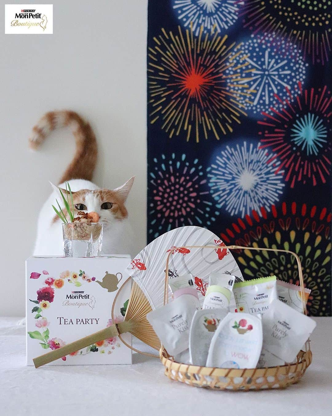 Purina Mon Petit Japanさんのインスタグラム写真 - (Purina Mon Petit JapanInstagram)「夏の夜空に打ち上げられた花火🎇をバックに、﻿ お祭り気分でおやつタイム🍰﻿ ﻿ この華やかで高級感あふれるパッケージで包まれた﻿ 「モンプチ ブティック ティーパーティー」は﻿ 最愛のネコちゃんのための特別なおやつと﻿ あなたが盛り付けて作ることのできるパフェキットが入っています✨﻿ ﻿ 今年の夏は、最愛のネコちゃん🐈と一緒に﻿ 特別なティータイム☕を過ごしてみませんか？﻿ ﻿ ＼画像をタップすると購入できます／﻿ -------------------------------------﻿ ﻿ #モンプチ #モンプチブティック #ティーパーティ #キャットフード #にゃんすたぐらむ #ねこすたぐらむ #にゃんだふるライフ #にゃんこ部 #猫好き #猫大好き #猫がいる生活 #猫のいる暮らし #猫好きな人と繋がりたい #猫好きさんと繋がりたい #猫の気持ち #猫用品 #猫と暮らす #猫写真 #猫のおやつ #おやつの時間 #おやつタイム #ギフト #贈り物 #プレゼント #夏の風物詩 #花火 #うちわ #夏祭り #お祭り #夏の必需品」8月8日 18時01分 - monpetit_jp