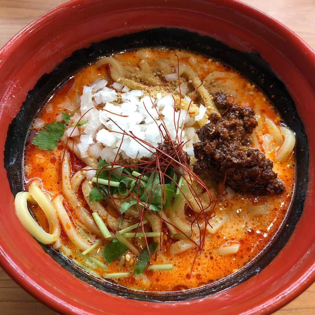 みずしな孝之のインスタグラム：「くら寿司の冷やし坦々麺。おいしい。スープにご飯を入れて冷製リゾットにできたら100点なのにといつも思う。」