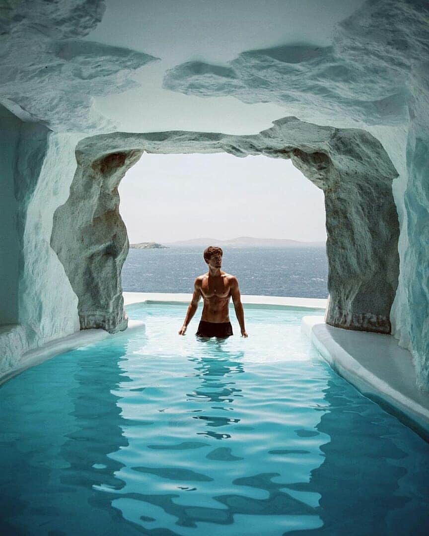 Discover Earthさんのインスタグラム写真 - (Discover EarthInstagram)「Can’t beat a hotel room with its own private cave pool overlooking the sea! 🇬🇷 — 📍#DiscoverGreece — 📸 Photo by @doyoutravel」8月8日 17時58分 - discoverearth