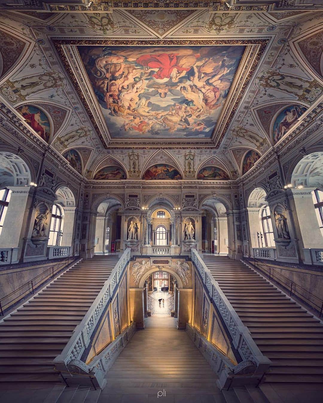 Wien | Viennaさんのインスタグラム写真 - (Wien | ViennaInstagram)「Vienna doesn’t just impress from the outside, but also from the inside. Which is why we want to share with you four stunning places you shouldn’t miss on your visit to #Vienna - Art History Museum, Natural History Museum, Vienna State Opera and St. Stephens Cathedral! Which one of these places did you visit? Which one is on your bucket list? ☕️🦖🎭💒 by @pli.panda #ViennaNow」8月8日 18時01分 - viennatouristboard