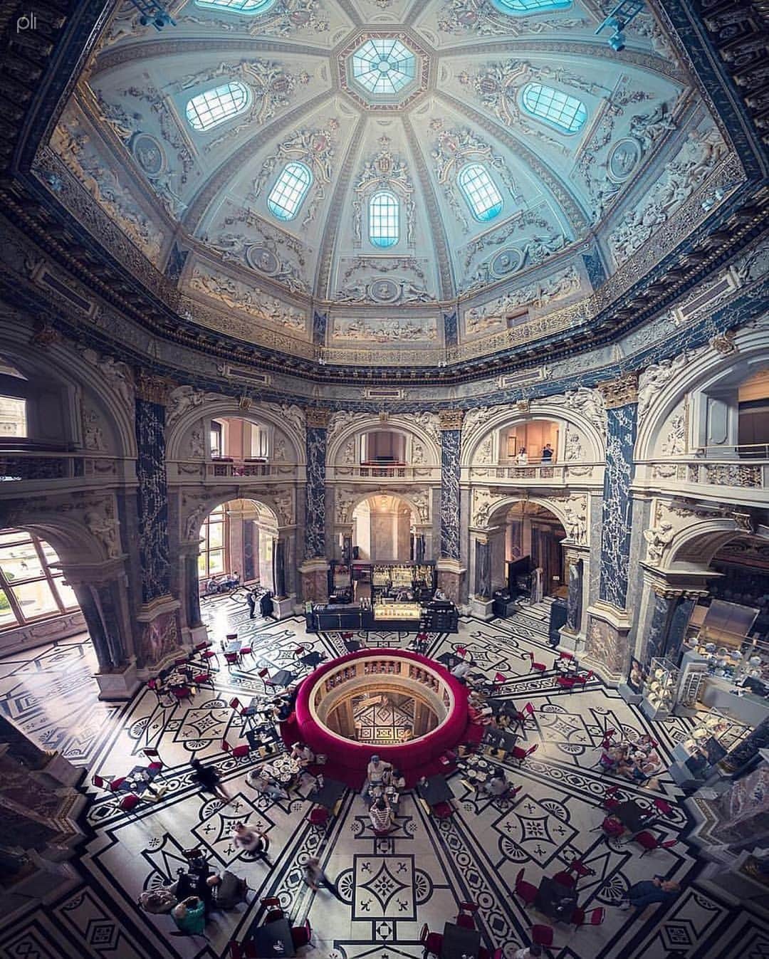 Wien | Viennaさんのインスタグラム写真 - (Wien | ViennaInstagram)「Vienna doesn’t just impress from the outside, but also from the inside. Which is why we want to share with you four stunning places you shouldn’t miss on your visit to #Vienna - Art History Museum, Natural History Museum, Vienna State Opera and St. Stephens Cathedral! Which one of these places did you visit? Which one is on your bucket list? ☕️🦖🎭💒 by @pli.panda #ViennaNow」8月8日 18時01分 - viennatouristboard