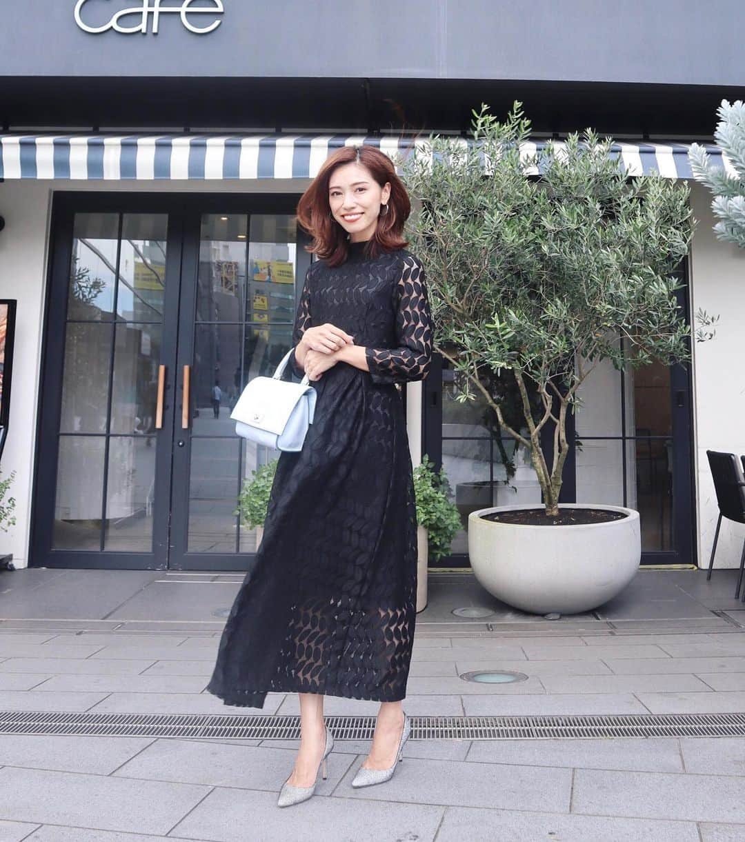 石黒美帆さんのインスタグラム写真 - (石黒美帆Instagram)「* * コーデ☀︎ dress @darial_official bag#givenchy  pumps#jimmychoo * きれいめなコーデ久しぶりだったかも☺️ darialのワンピースは、ロング丈なのにレースのおかげで重くないし、ドレスアップしたい日にも、結婚式や二次会にも着られてとっても便利❤️ * 投稿を見て購入した方は10％OFFになるそう🙌クーポンコードは『7910』なので使ってくださいね😎とっても安くなります🤭 * * #darial#darialCD#fashion#instafashion#fashion#fashionstyle#outfit#ootd#ファッション#ダリアル#結婚式コーデ#二次会コーデ#ブラックワンピース#レースワンピース#きれいめコーデ#ジバンシイ#ジミーチュウ#秋コーデ#表参道」8月8日 18時02分 - miho_ishiguro