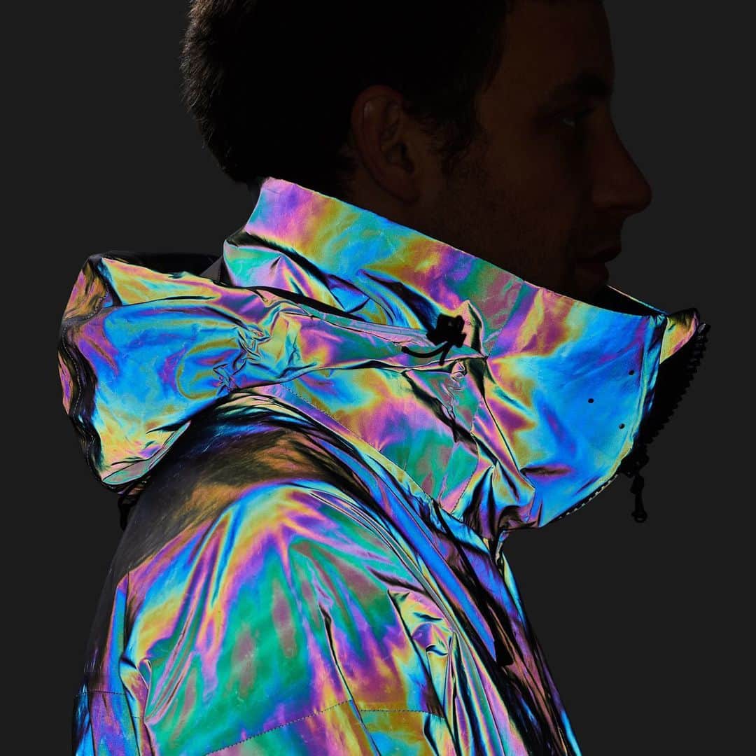 HYPEBEASTさんのインスタグラム写真 - (HYPEBEASTInstagram)「@hypebeaststyle: @vollebak has crafted a new jacket inspired by the adaptive camouflage of the squid. Dubbed the Black Squid Jacket, the fully waterproof and windproof outer shell mimics one of nature’s most mesmerizing innovations using lasers, resin and over 2 billion disruptively-structured microscopic glass spheres. Get your hands on one now from its website for $995 USD. ⁠⠀ Photo: Vollebak」8月8日 18時04分 - hypebeast