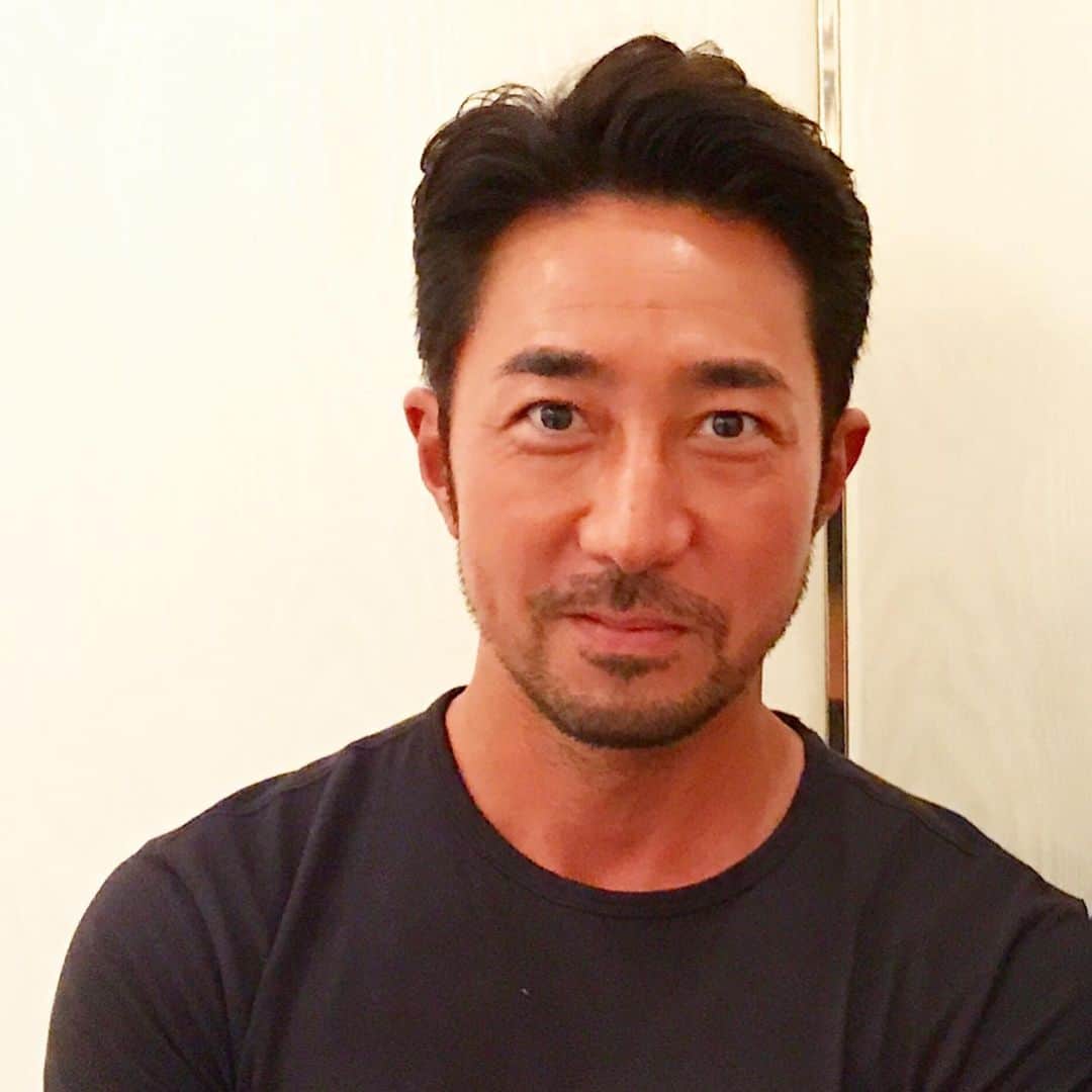 のインスタグラム：「【大人のための母乳‼️】最近ハマってるのがコレ。「I'm Protein（アイムプロテイン）」。これが、めちゃくちゃ良いんです。何が良いって、飲み始めたら、免疫力がバンバンにアップしたんです。疲れにくくなるわ、めちゃくちゃ寝れるわ、二日酔いをしなくなるわ、あちらもそちらもすこぶる元気になるわ、肌は絶好調だわ、下痢はしなくなるわの良いことづくめ。 ＝＝＝＝＝＝＝＝＝＝＝＝＝＝＝＝＝＝＝＝＝＝＝＝＝＝ 聞けば、母子免疫技術で作られた大人のプロテイン。九州大学の生体防御医学研究所の名誉教授が研究に携わったHIT（過免疫化技術）をもとに、母乳の機能を応用し開発されたんだとか。免疫プロテインを与えられたマウスは、悪玉菌の数が抑えられることによって感染が抑えられたそう。アレルギーや炎症も起こしにくくなったんですって。 ＝＝＝＝＝＝＝＝＝＝＝＝＝＝＝＝＝＝＝＝＝＝＝＝＝＝ ちなみに免疫力は、生後から18〜22歳まで上昇し、40歳を過ぎるあたりから低下。ストレスを受けるとさらに低くなり、回復力も鈍化して深刻な病気になるんだそう。若い頃はストレスを受けてもすぐに回復していたのに……。 ＝＝＝＝＝＝＝＝＝＝＝＝＝＝＝＝＝＝＝＝＝＝＝＝＝＝ このアイムプロテインは、ニュージーランドの源泉されたミルクを原料に作られていて、牧草のみで育った乳牛で、化学肥料やホルモン剤は一切使用してないんです。人工的に搾乳されたミルクではなく、年に一回でしか搾乳されないから、めちゃくちゃ貴重で安全性も高いのです。 ＝＝＝＝＝＝＝＝＝＝＝＝＝＝＝＝＝＝＝＝＝＝＝＝＝＝ ということで、毎日飲み始めたら、とにかく身体が絶好調。水に粉を入れて溶かすだけだから作るのも簡単。しかもデラ美味いんです。普通プロテインっていうと「ああいう感じの味ね？」と想像する方も多いと思うんですが。飲んでみるとアレ？ なんだか懐かしさが込み上げてくる。遠い昔に飲んだ記憶が〜。うっすら甘〜いミルクのようで……。癖になるんです。そう、わかりやすく言えば母乳（笑） ＝＝＝＝＝＝＝＝＝＝＝＝＝＝＝＝＝＝＝＝＝＝＝＝＝＝ ということで最近は、朝も、昼も、夜も、寝る前も飲んでるんですが、あまりのハマりようで、部下たちから「干場さんニヤニヤ嬉しそうですけど、水のペットボトルに何入れて飲んでるんですか？ 白く濁ってますけど……」と聞かれることが多いので「母乳だよ！」って言うと、みんな不思議そうな顔で見てきます。不思議ね❤️ ＝＝＝＝＝＝＝＝＝＝＝＝＝＝＝＝＝＝＝＝＝＝＝＝＝＝ 免疫力がもっとも高いのは、生後間もない赤ちゃんなんだそう。その赤ちゃんのカラダを守り、サポートしてくれるのはお母さんの母乳。このアイムプロテインのサブタイトルは「大人のための母乳」だそうです（笑） 値段は30袋で4万2000円（税抜）。日本一高額なプロテイン。飲むか飲まないかはアナタ次第です。知らんけど。 ＝＝＝＝＝＝＝＝＝＝＝＝＝＝＝＝＝＝＝＝＝＝＝＝＝＝ ⬛️ココで買えます！ http://www.improtein.jp/ip_cart.html i'm Protein（アイムプロテイン） 価格：4万2000円（税抜） 内容：30袋（15袋入り×2箱、1袋26.8g） 問い合わせ先 オルト株式会社  東京都渋谷区渋谷1-19-5  #大人のための母乳 #大人の母乳 @improteine  @yoshimasa_hoshiba  #干場義雅  @forzastylecom  #FORZASTYLE」
