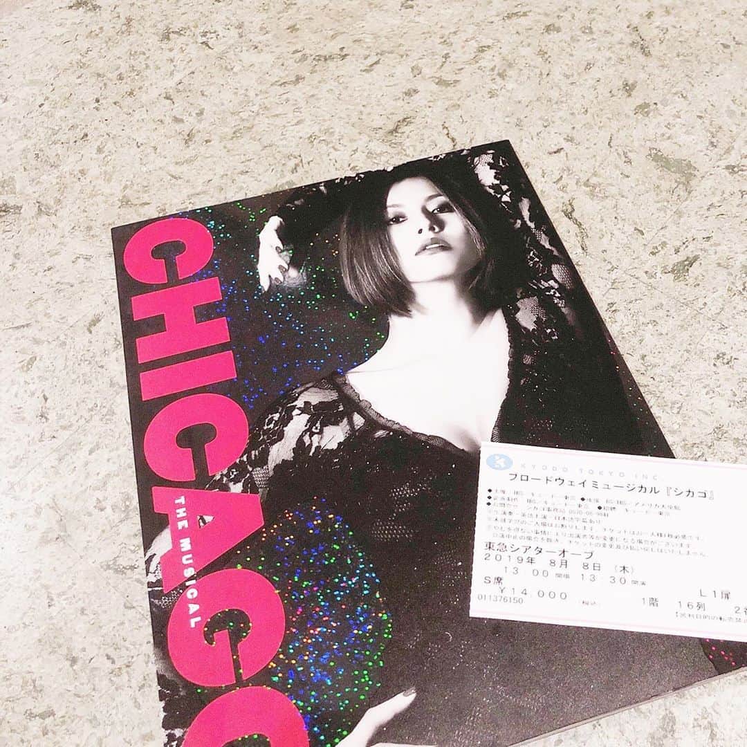 阿部桃子さんのインスタグラム写真 - (阿部桃子Instagram)「念願の米倉涼子さんの ブロードウェイミュージカル「CHICAGO」😍🖤 セリフが全部英語で、 歌も踊りも圧巻で、 言葉では言い表せないほど素敵でした🥰🥰 米倉さんはこの作品を演じるのは "楽し辛い"そうです。 この言葉にも米倉さんがどれほどの努力をされて この作品に臨まれているかがわかります。 生でステージを見て、米倉さんの人柄が 満員の観客を魅了していると強く強く感じました😌✨ . 人に感動を与えられる存在... 米倉さんのようにいつか美しく輝けるように、 私も日々努力し続けたいと思います💜‼︎‼︎ #CHICAGO #シカゴ  #ブロードウェイミュージカル  #米倉涼子 さん #RyokoYonekura  #憧れ」8月8日 18時17分 - momokoabeofficial