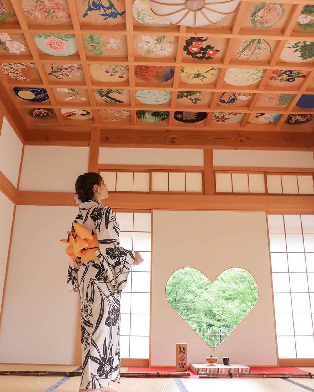 タビジョのインスタグラム：「こんばんは😊 本日の「#タビジョ」はこちら💕 ＊＊＊＊＊＊ 📸@a.y.hana_12o6 さん 🚩京都府 「 正寿院」 天井も可愛い正寿院🧡 結菜が撮ってくれた☺︎☺︎ いつのまにか身長もまぁまぁ差あるし 体重もまぁまぁ差ある。 もちろんあたしが重いんやけどな、 なんでなん？🤫 太りたい妹と痩せたい姉。ん？ ＊＊＊＊＊＊ 浴衣を着て訪れると風情が増して素敵ですね😊✨ 妹さんと仲良しで楽しそう👯‍♀️ ＊＊＊＊＊＊ #タビジョ #タビジョと繋がりたい」