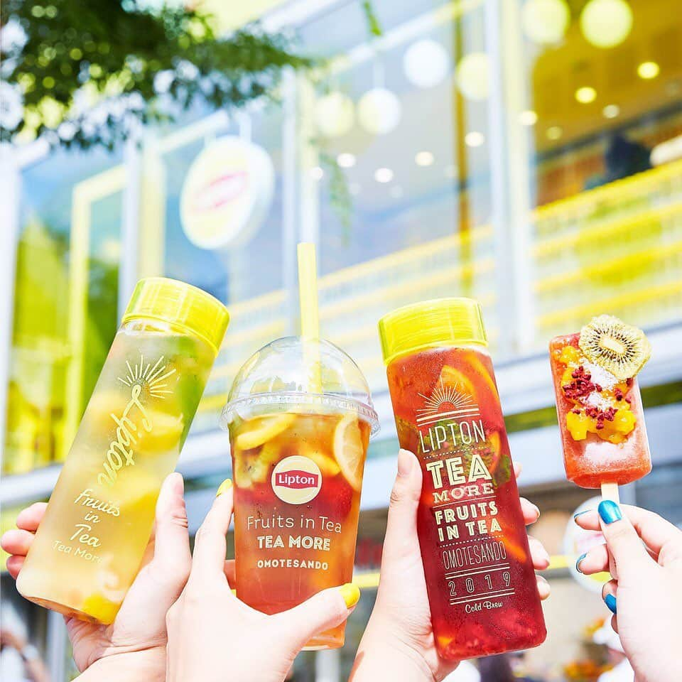 リプトンさんのインスタグラム写真 - (リプトンInstagram)「みんな夏を満喫してる？☀ 今年のFruits in Teaは新しくアイスティーポップやルイボスティーが新登場🤗 友達や家族と行って、みんなでカスタマイズメニューを考えてみよう✨ お気に入りカスタマイズができたらぜひコメントで教えてね♪ #リプトン #Lipton #FruitsinTea #フルーツインティー #IceTeaPop #アイスティーポップ #ColdBrew #コールドブリュー #好きをいれよう #TeaMore #リプトンでつながる」8月8日 18時15分 - lipton_japan