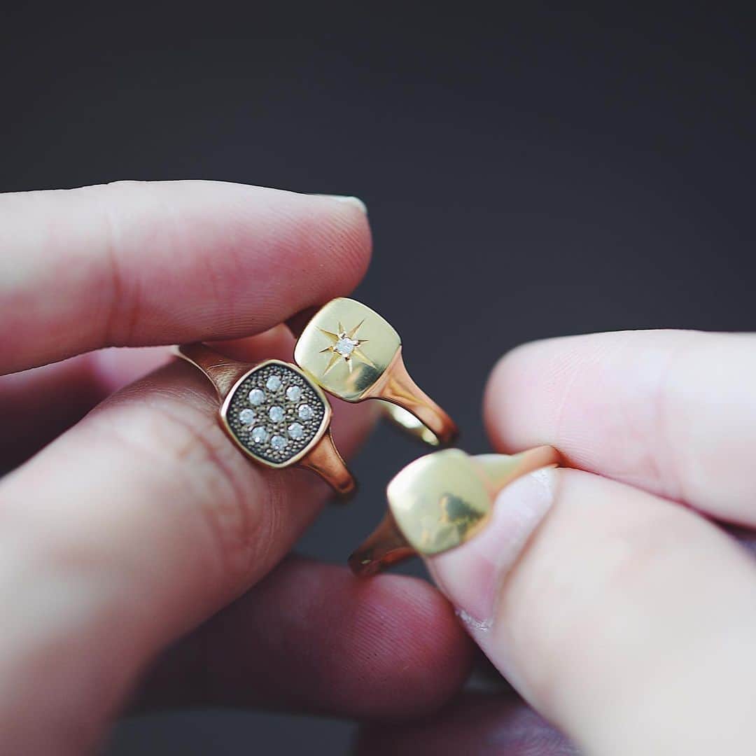 メデルジュエリーさんのインスタグラム写真 - (メデルジュエリーInstagram)「-Signet ring & Pave ring & Signet diamond ring. 自分の印という存在は、古くから指輪が担ってきたようです。"Signet"つまり印を携えるリングたち。どのスタイルがご自分らしいでしょうか。  #mederujewelry #メデルジュエリー #2019sscollection_mederujewelry #basiccollection_mederujewelry」8月8日 18時27分 - mederu_jewelry