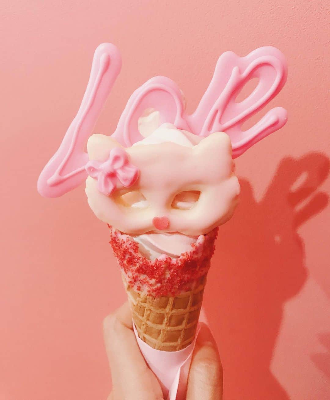のインスタグラム：「すごくインスタ映えしそうなものを食べました💋💋 見た目だけじゃなく味も美味しい✨  #icecream #sweets #softcream #pink #strawberry #インスタ映えスイーツ #ピンクな世界 #裏原宿」