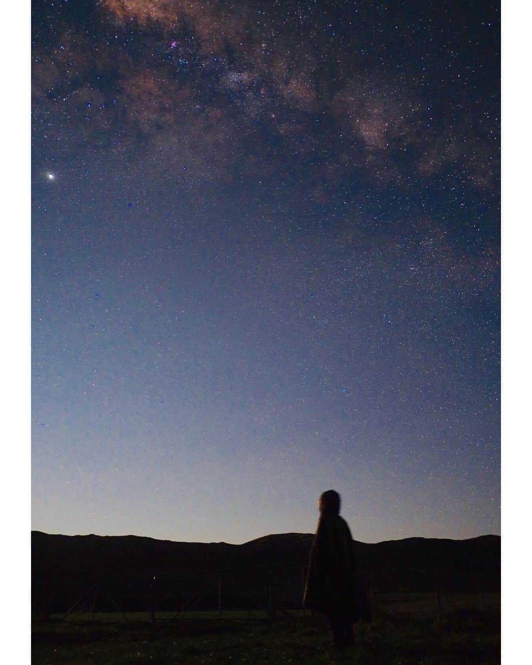 佐藤亜耶さんのインスタグラム写真 - (佐藤亜耶Instagram)「. 晴れていれば毎日のように見ることができる天の川🌌 月が沈んだ頃に、ぱっと外に出て天体観測。 @thermarest の HONCHO PONCHO を着て快適に流れ星を見る 最高💫 #newzealand #newzealandtrip #nz #天体観測 📸  @forestlogd」8月8日 18時19分 - aya_sato_49
