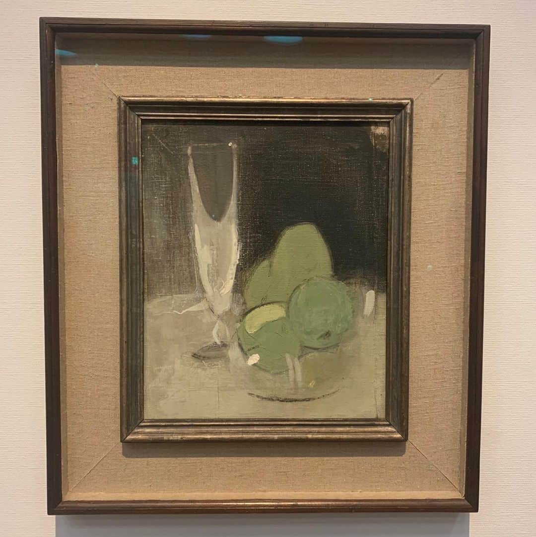 和田彩花さんのインスタグラム写真 - (和田彩花Instagram)「Art ﻿ ﻿ ﻿ 「モダン・ウーマンーフィンランド美術を彩った女性芸術家たち」﻿ ﻿ ﻿ ＊展覧会の感想です。﻿ 撮影可能でした。絵の写真は私が撮りました。﻿ ﻿ ﻿ ヘレン・シャルフベック﻿ 《青りんごとシャンパン・グラス》1934年 ﻿ 灰色の机？の上に置かれた青りんごとシャンパン・グラス、﻿ 背景は黒く、目立ったモチーフや特徴はありません。ただ、黒色が続きます。﻿ シャンパン・グラスと机の灰色は呼応しながら、より明るい灰色で一筆二筆おかれたグラスの様子、きらりとした輝きがグラスに走っていきそうですね。﻿ そして、無彩色に近い画面の中に置かれた青りんご。りんごに瑞々しさはありませんが、りんごの緑色によって画面全体は瑞々しくなるかのように、、﻿ ﻿ どのような空間でどんな青りんごとシャンパン・グラスが描かれている？そのような情報はこの絵の前では必要ないかもしれません。﻿ 私はこの色の組み合わせと一筆二筆で画面に置かれた少しの輝きがとても好きです。﻿ ﻿ ﻿ 「モダン・ウーマンーフィンランド美術を彩った女性芸術家たち」﻿ 上野、国立西洋美術館﻿ 9月23日まで﻿」8月8日 18時27分 - ayaka.wada.official
