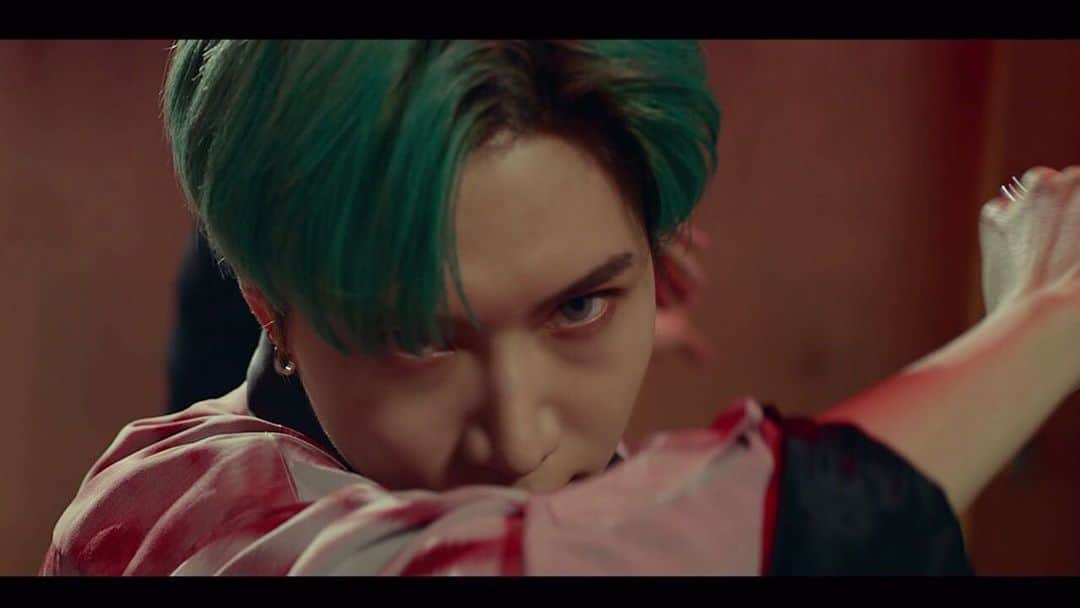 SHINeeのインスタグラム：「. テミン「Famous」MVのパフォーマンスVer.を公開しました！ぜひチェックしてください！ TAEMIN 'Famous' Performance Ver. is now on YouTube!! Check this now!! #TAEMIN #FAMOUS」