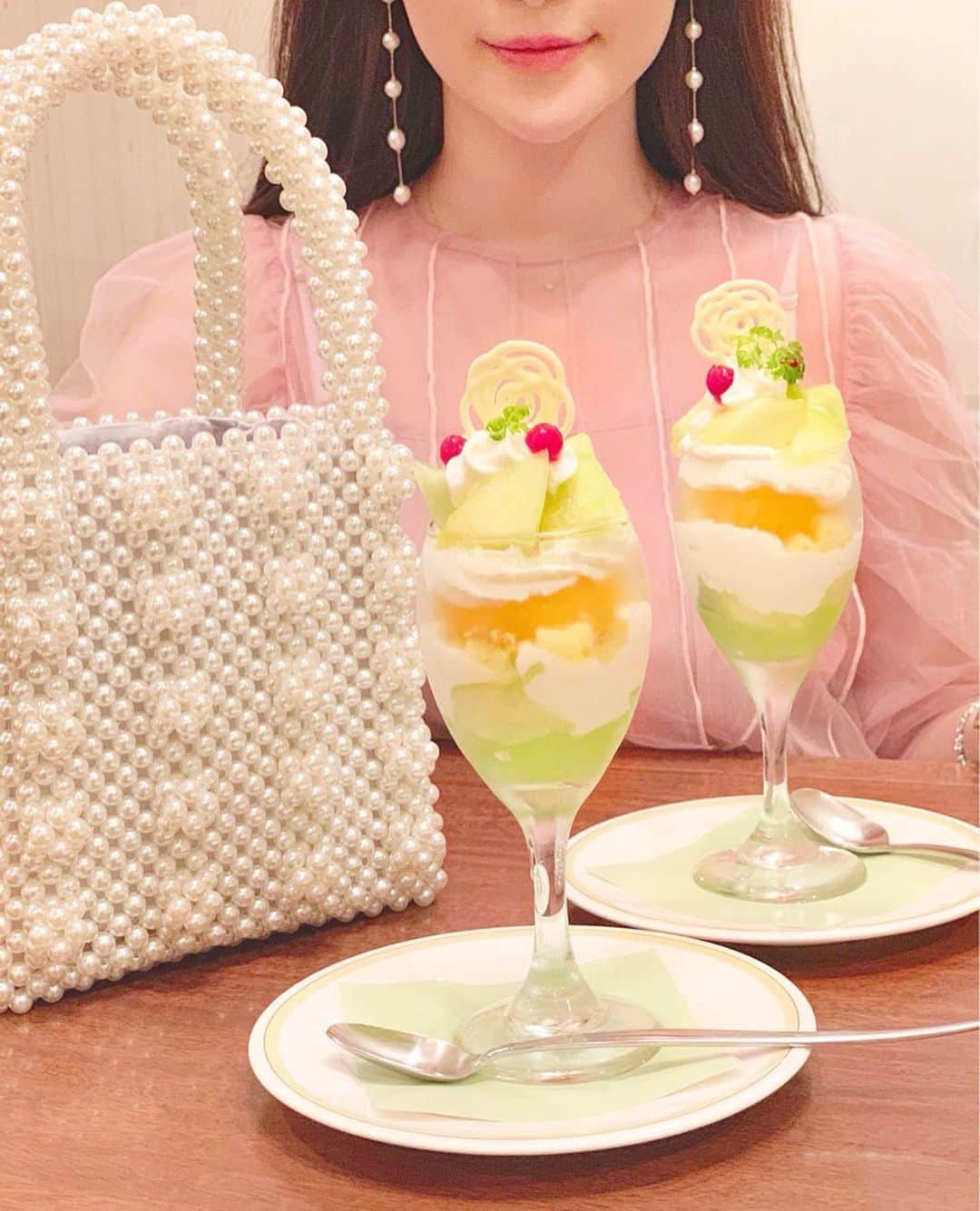 蓼沼綾さんのインスタグラム写真 - (蓼沼綾Instagram)「🍈🥂🍨🍈💚 ^_^ ハムの日は母が誘ってくれて いつものRoyalHostへ😳💖 ・ 仕事帰りではお目当てのお店が開いておらず😭 毎年食べているメロングラニータのパフェ をいただきました🍈💕 ・ 期待を裏切らない安定の美味しさ💖 誘ってくれた母🥺💖 心配かけてごめんね。ありがとう❤️ ・ ハムの日は皆から心温まるメッセージを頂いたり、 ランチでは会社の方々がお祝いして下さって、 いつもと変わらない平凡な1日のはずが、 沢山のLOVEで心がいっぱいな1日となりました😭💖 ・ 本当にありがとうございます💕 皆様の元にもっともっと幸せが訪れますように💖💫 ・ ・ #royalhost #ロイヤルホストパフェ #ロイヤルホスト #メロンパフェ #グラニータ #パフェ巡り #東京カフェ巡り #東京カフェ #パールバッグ」8月8日 18時23分 - tadeaya