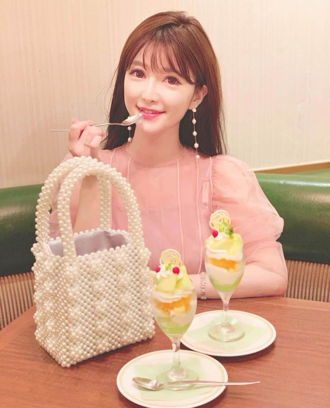 蓼沼綾さんのインスタグラム写真 - (蓼沼綾Instagram)「🍈🥂🍨🍈💚 ^_^ ハムの日は母が誘ってくれて いつものRoyalHostへ😳💖 ・ 仕事帰りではお目当てのお店が開いておらず😭 毎年食べているメロングラニータのパフェ をいただきました🍈💕 ・ 期待を裏切らない安定の美味しさ💖 誘ってくれた母🥺💖 心配かけてごめんね。ありがとう❤️ ・ ハムの日は皆から心温まるメッセージを頂いたり、 ランチでは会社の方々がお祝いして下さって、 いつもと変わらない平凡な1日のはずが、 沢山のLOVEで心がいっぱいな1日となりました😭💖 ・ 本当にありがとうございます💕 皆様の元にもっともっと幸せが訪れますように💖💫 ・ ・ #royalhost #ロイヤルホストパフェ #ロイヤルホスト #メロンパフェ #グラニータ #パフェ巡り #東京カフェ巡り #東京カフェ #パールバッグ」8月8日 18時23分 - tadeaya