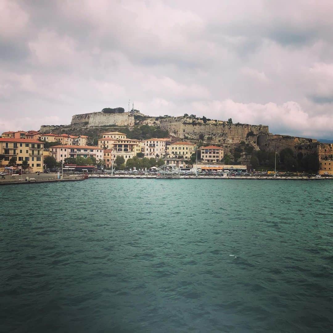 ジャダ・ルッソのインスタグラム：「Dai ricordi ai sogni.....♥️ #isoaldelba#sea#realx#vacanze2019🏖#love#life#smile#kiss😘 @simo_cervi」