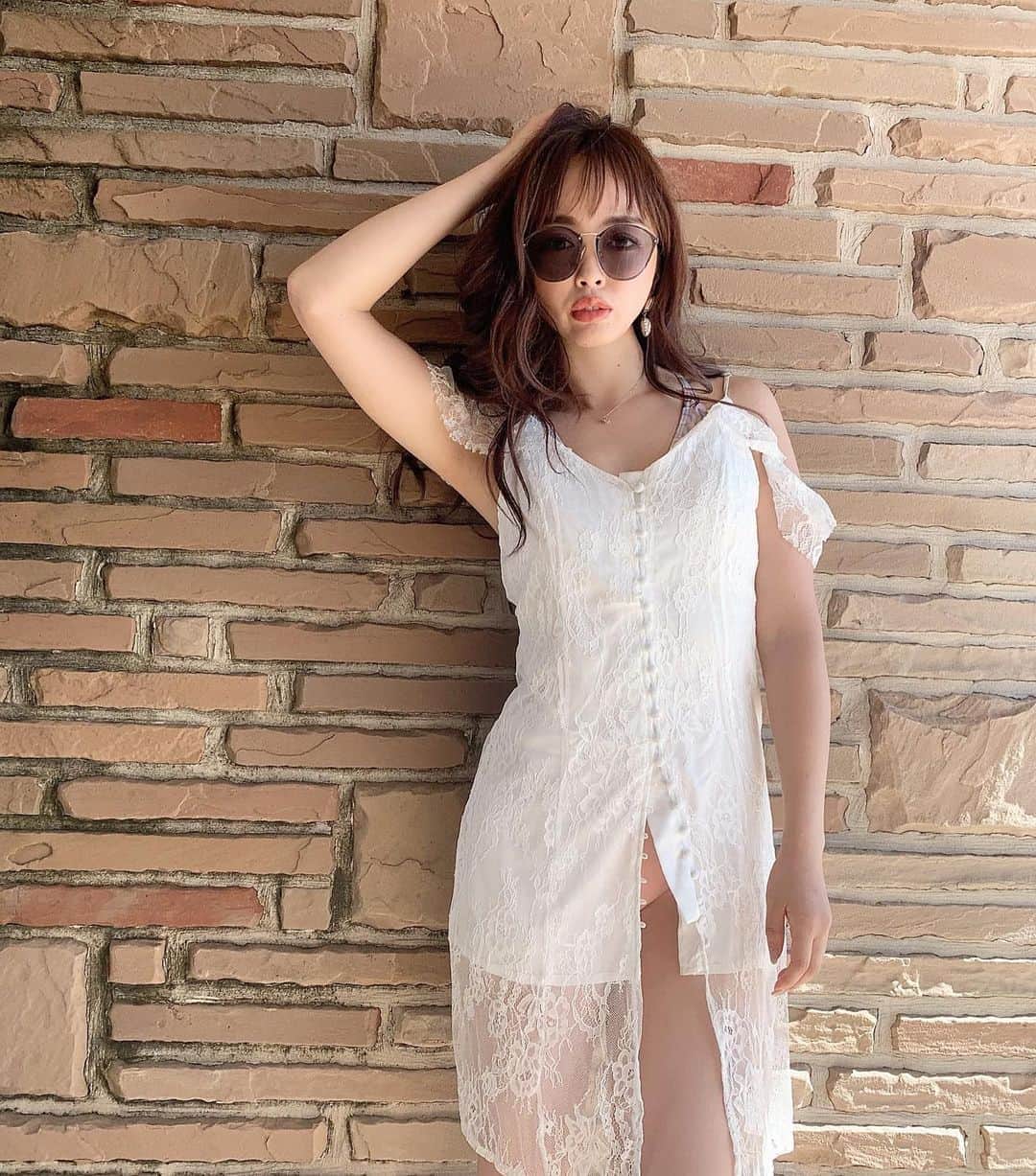 のインスタグラム：「海 code♡﻿ 水着の上に、エストレジャのレースワンピ♡﻿ ﻿ ﻿ 露出度が高くなるこの季節に、﻿ ﻿ 初♡ Defat 💋﻿ ﻿ ﻿ 脂肪燃焼を促進してくれるシャネル注射を﻿ 深夜までやってる、エレナクリニックにて﻿ やってもらってきました♡﻿ ﻿ 回数を重ねると少しずつ、体外へ脂肪が排出されていくんだって❤︎﻿ ﻿ ﻿ トレーニングしてるけど二の腕はなかなか落ちない！！﻿ 二の腕には脂肪が二層あるから取れにくいらしい😒﻿ ﻿ また宜しくお願い致します！！﻿ ﻿ ﻿ ﻿ @le_brow.elena﻿ ﻿ ﻿ #エレナクリニック #esutoreja #diet ﻿ #ルブロー」