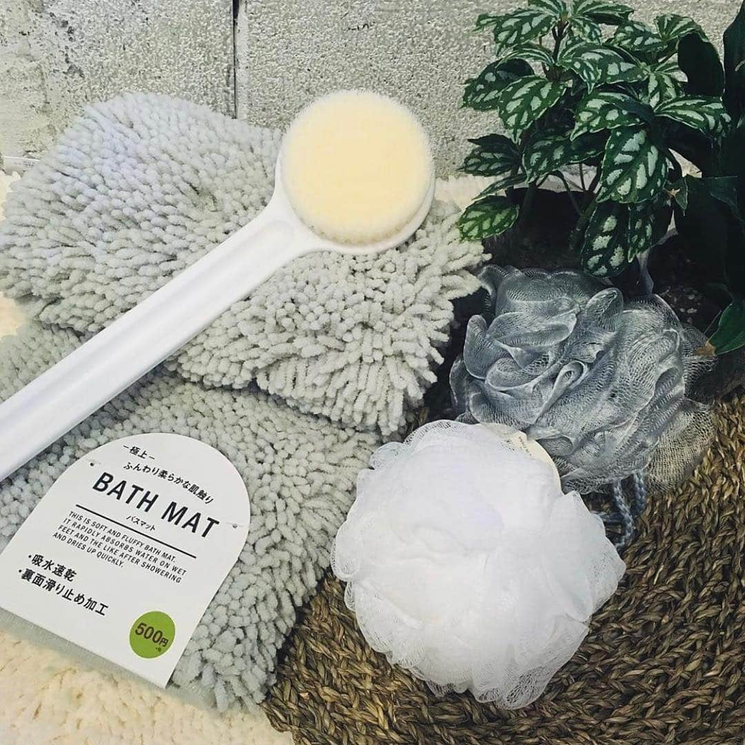 3COINSさんのインスタグラム写真 - (3COINSInstagram)「❋NEW BATH ITEMS❋﻿ ﻿ 新作バスアイテムが入荷中です！﻿ グレーやホワイトのシンプルな色合いが﻿ お部屋に合わせやすいのでオススメです☆﻿ ﻿ 男性の方のおうちにもピッタリですね♪﻿ ﻿ 神戸店のryo( @3coins_kobe.ryo )も早速ご紹介中です☆﻿ ﻿ ✎︎＿＿＿＿＿＿＿＿＿＿＿＿＿＿＿＿＿＿＿＿＿﻿ ﻿ ﻿ こんにちはー☺︎﻿ 神戸店のryoです🍀﻿ ﻿ ジッとしてる間もどんどん﻿ じんわりと汗がでる湿度ですね。﻿ ﻿ スッキリ涼しくお部屋で﻿ のんびりしたいです🙄🙄﻿ ﻿ +×+×+×+×+×+×+×+×+×+×+×+×﻿ ﻿ ==NEW ITEM==﻿ ﻿ 📍泡立てボールネット ¥150+tax﻿ color : ホワイト / グレー﻿ 素材 : ポリエチレン/ナイロン﻿ 直径 : 13cm﻿ ﻿ 📍ボディーブラシ ¥300+tax﻿ color : ホワイト﻿ 素材 :  ポリプロピレン﻿ 大きさ :36×8cm﻿ ⚠️肌用のため、強酸・強アルカリ性・﻿ 有機溶剤などの使用はお控えください﻿ ﻿ 📍極上ふんわりバスマット ¥500﻿ color :  ホワイト / グレー﻿ 大きさ:  40 × 60 cm﻿ ﻿ +×+×+×+×+×+×+×+×+×+×+×+×﻿ ﻿ 🚿汗をかいたらシャワーやお風呂、﻿ プールなどでスッキリするのが1番☺︎﻿ ﻿ 綺麗にする場所も物も新調して、﻿ 気分を変えてみましょう🥳﻿ ﻿ 他にも神戸店では、﻿ まだまだレジャーに便利な﻿ ビーチグッズやひんやりグッズ﻿ お部屋で過ごす接触冷感寝具類も﻿ 多数ご用意しています😴﻿ ﻿ ぜひご覧くださいませ🍀﻿ #3COINS #スリーコインズ #スリコ #新商品 #NEW #バス #バスグッズ #お風呂 #お風呂グッズ #グレー #グレーインテリア #プチプラ #プチプラ雑貨 #モノトーン #モノトーンインテリア」8月8日 18時32分 - 3coins_official