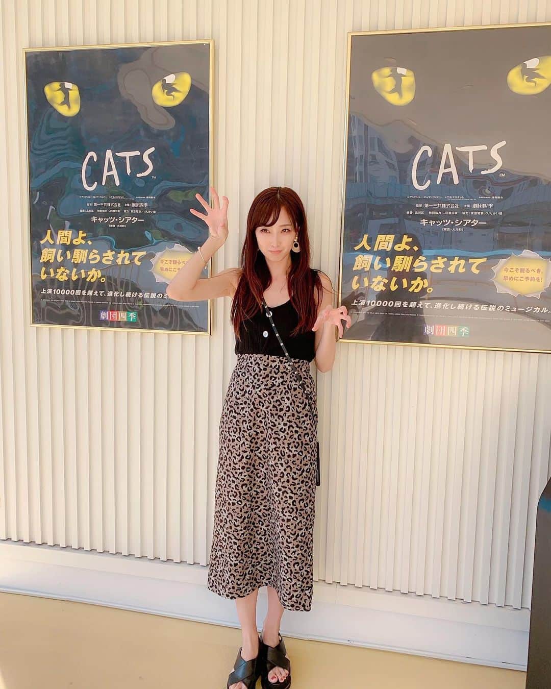 志摩夕里加のインスタグラム：「🐈🐈🐈🐈 ポーズは猫だよ怪獣じゃないよ🥺 ・ ・ 今年の１月に取ったチケット🎫😺👏 キャストにたいじゅんと佐久間さんでラッキー😊✨✨✨ 握手は佐久間さん、、フィーバス隊長、、じゃなくて、、ラムタムタガー大先生が来てくれました😍👏 連れ去りダンスは斜め前の方で周りがすごい盛り上がってた❗️👏 ・ たいじゅんがカジモドからリーダー猫になってて俳優さんって凄いなぁって改めて思いました✨歌は文句なし👏👏ピルエット二回転もすっごい真剣な顔で回ってました✨✨👏 ・ お二方、パリの方でも見たいです🔔 ・ またグッズ買っちゃった👍 ・ ・ #劇団四季 #劇団四季キャッツ #キャッツ #cats #ミュージカル #劇団四季#shikitheatrecompany #like4like #tagsforlikes #スタバ新作 #🍑 #んーおいthy」