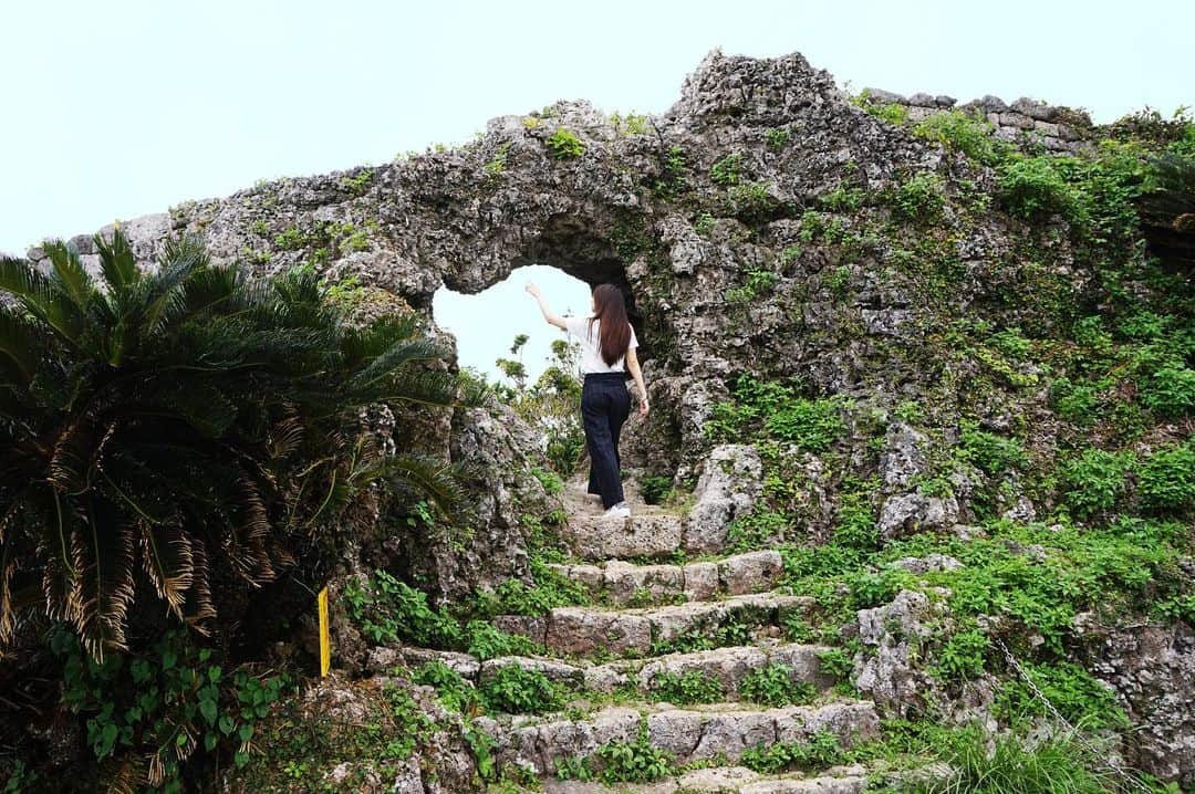Be.okinawaさんのインスタグラム写真 - (Be.okinawaInstagram)「The limestone walls lead up to an astonishing view through the gates of the castle ruins. The view? Well, you'll have to come see it for yourself!  #tamagusukucastlesite #nanjocity #玉城城跡 #南城市 #다마구스쿠성터 #난조시 #玉城城址 #城 #castle #history #beokinawa #visitokinawa」8月8日 18時38分 - visitokinawajapan
