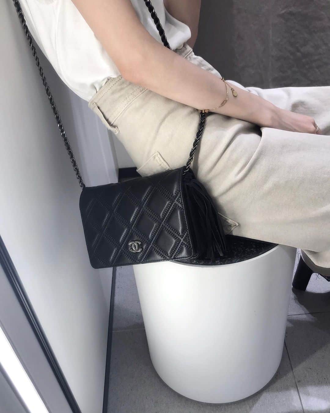 のインスタグラム：「outfit  ペディキュアは shiro @shiro_japan Flaxseed Nail / 7D01 🌝💫 . pants @zara bracelet @chloe bag @chanelofficial  #ai_fashion #ai_selfnail #outfit #nailpolish」
